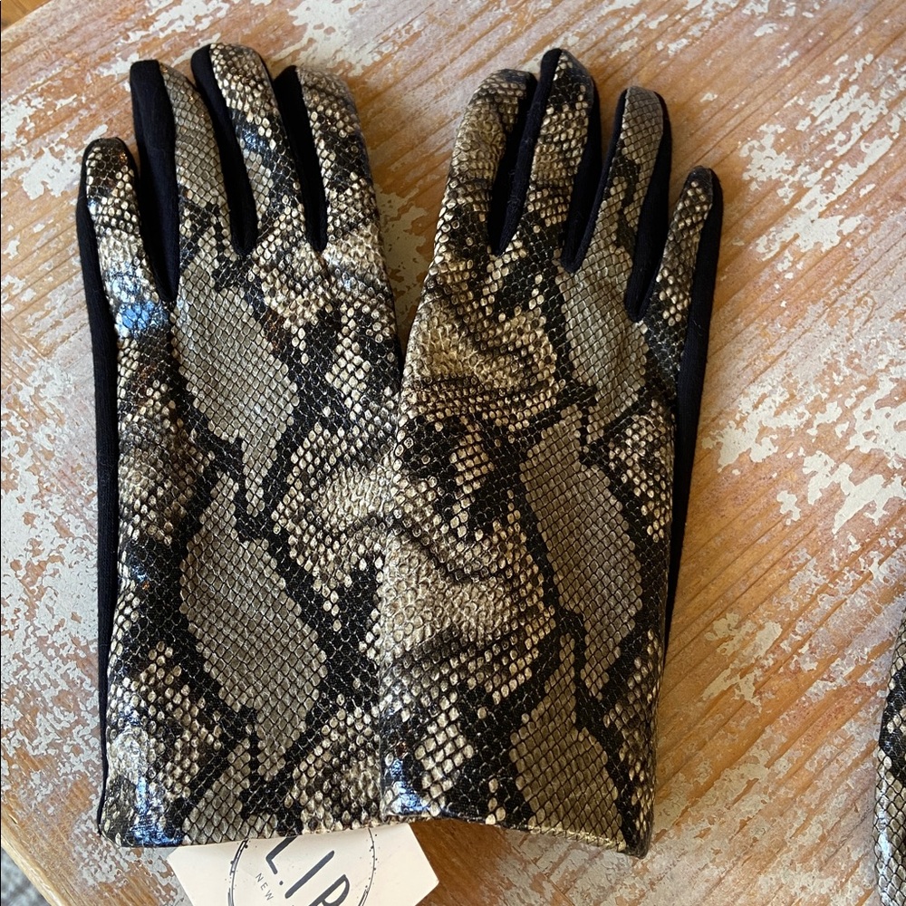 Tech Gloves by L.I.B
New York. One size fits most ~New with Tag